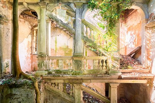 Ruine d'un escalier dans une villa abandonnée.