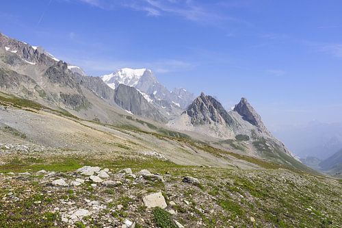 Mont Blanc bergwereld en TMB panorama - adembenemende Alpine fotografie met gletsjers en bergtoppen. Koop nu de perfecte alpine muurschildering of canvas motief online.