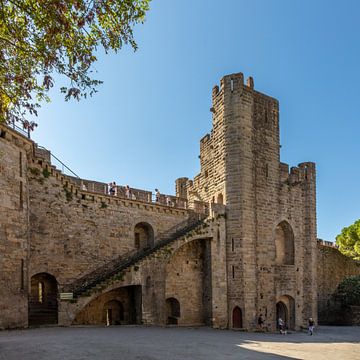 Torens op muur rond oude stad Carcassonne in Frankrijk van Joost Adriaanse