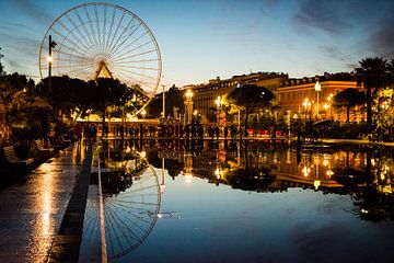 Stadsgezicht van Nice, Frankrijk, tijdens zonsondergang met reuzenrad en weerspiegeling van Francisca Snel