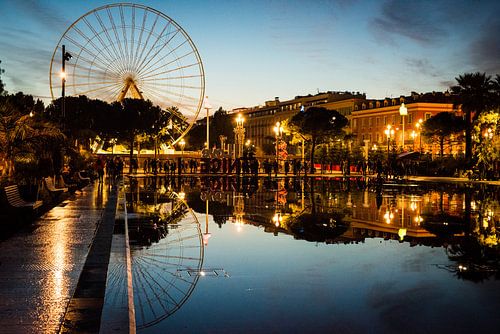 Stadtbild von Nice, Frankreich, bei Sonnenuntergang mit Riesenrad und Reflexion