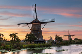 De molens van Kinderdijk na zonsondergang