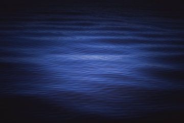 Dark blue water van Sandra Hazes