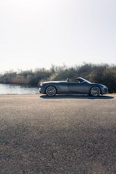 Audi R8 V10 met een Prachtig Zeezicht op de Achtergrond van Sebastiaan van 't Hoog