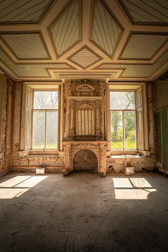 Abandoned grandeur - Urbex photography of a room in a Groningen manor farmhouse