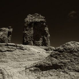 Roque Nublo in sepia van Insolitus Fotografie