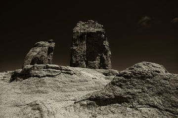 Roque Nublo in sepia van Insolitus Fotografie