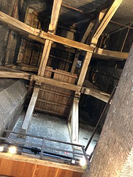 Houten balken in toren