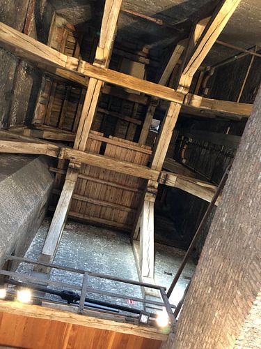 Houten balken in toren