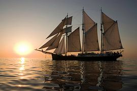 Sailing by Thijs Schouten