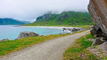 Zum Strand nach Uttakleiv - Lofoten Norwegen von Gisela Scheffbuch