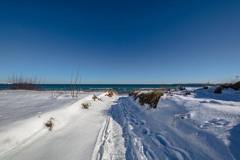 Ostsee, verschneite Dünen am Strand in Juliusruh, Rügen von GH Foto & Artdesign