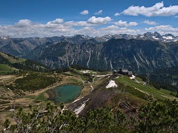 Panoramisch uitzicht vanaf de top van de Fellhorn over de Alpen van Timon Schneider