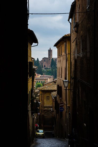 Siena Toscane Italië, doorkijkje naar Santa Maria dei Servi van Robbert De Reus