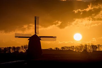 Sonnenaufgang mit Windmühle im Polder von Arjen Schippers