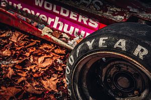 Alter Rennreifen auf Indy-Oldtimer-Rennwagen von Lesley Gudders