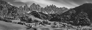 Dolomieten in Zuid-Tirol in gouden herfst. Zwart-wit beeld. van Manfred Voss, Schwarz-weiss Fotografie