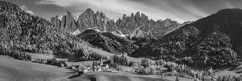 Dolomieten in Zuid-Tirol in gouden herfst. Zwart-wit beeld.