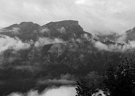 Green mountains and blue lakes in Switzerland by Yara Terpsma