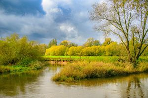 Ein Fluss schlängelt sich durch eine Herbstlandschaft