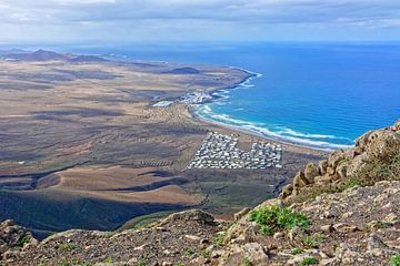 Lanzarote - Uitzicht vanaf het Famara-massief naar Playa de Famara van Gisela Scheffbuch