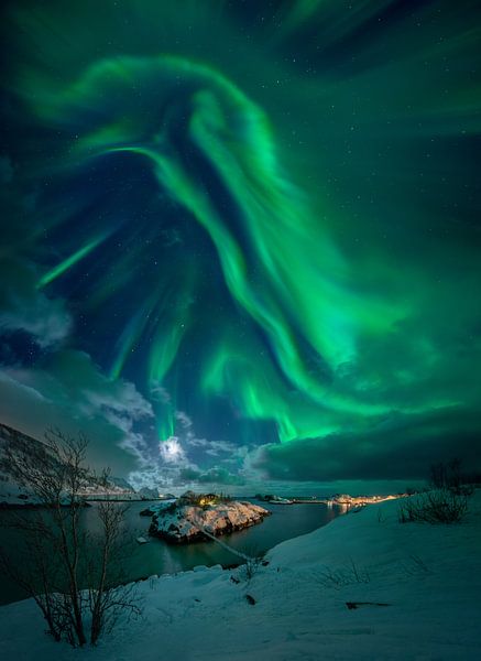 Aurora borealis over little island Sandvikholmen with footbridge near Hamn, Senja, Norway van Wojciech Kruczynski