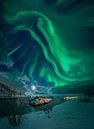 Aurora borealis over little island Sandvikholmen with footbridge near Hamn, Senja, Norway van Wojciech Kruczynski thumbnail