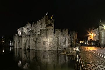 Das Schloss der Grafen und die Burgstraße in Gent bei Nacht