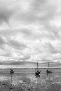 Boote auf dem Wattenmeer Ameland in Schwarz-Weiß und im Hochformat von R Smallenbroek
