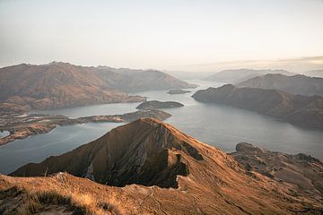 Sunrise vanaf de top van Roys Peak bij Lake Wanaka, Nieuw-Zeeland van Maaike Verhoef