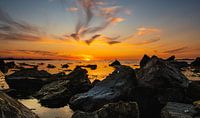 Zonsondergang tijdens eb op zee. van Brian Morgan thumbnail