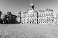 Dam square with the Royal Palace of Amsterdam in Amsterdam during a sunny morning in black and white by Sjoerd van der Wal Photography thumbnail