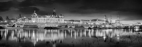 Skyline Panorama van Dresden in Saksen in zwart-wit .