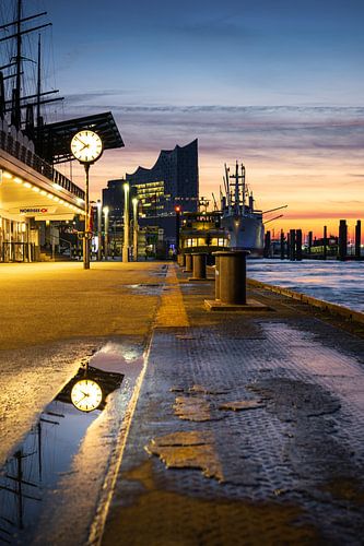Sonnenaufgang an den Hamburger Landungsbrücken von Nils Steiner