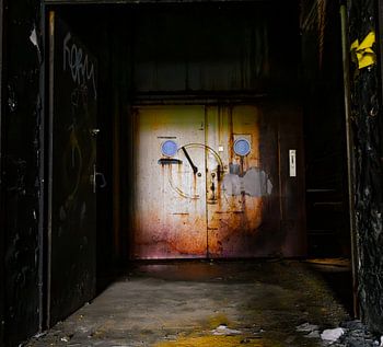 Verrostete Stahltür im Lost Place – Ein düsterer Zugang in die Vergangenheit