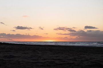 Mooie luchten Katwijk aan Zee tijdens zonsondergang van Wendy de Jong