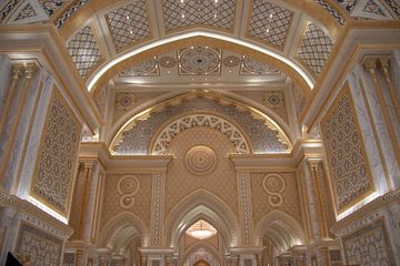 Binnen in paleis Qasr Al Watan van Nathalie van der Klei