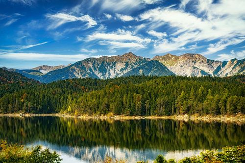 Herfstachtige Eibsee bij Grainau met bergpanorama