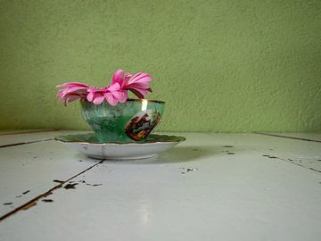 Tasse à thé française antique avec fleur rose