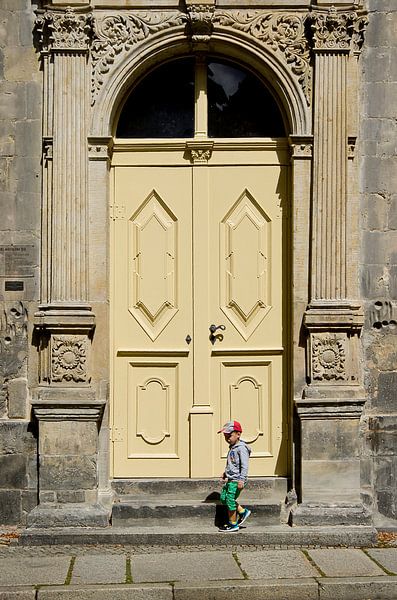 Door with child by Henk Elshout