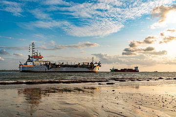 Schleppender Saugtrichterbagger vor der Küste von Zeeland von Ria Overbeeke