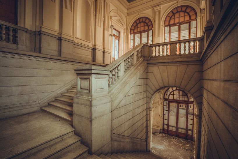 Treppe in einem verlassenen italienischen krankenhaus von Wesley Van Vijfeijken