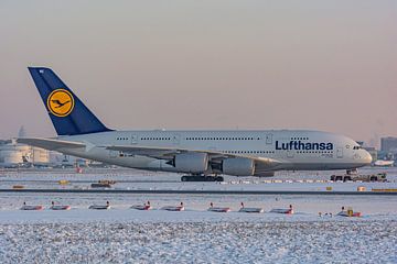 Ein Airbus A380 der Lufthansa wird in einen Hangar geschleppt. von Jaap van den Berg
