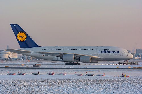 Un Airbus A380 de Lufthansa est remorqué vers un hangar.