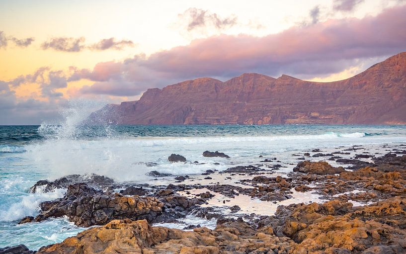 Famara strand bij zonsondergang van Stijn Cleynhens