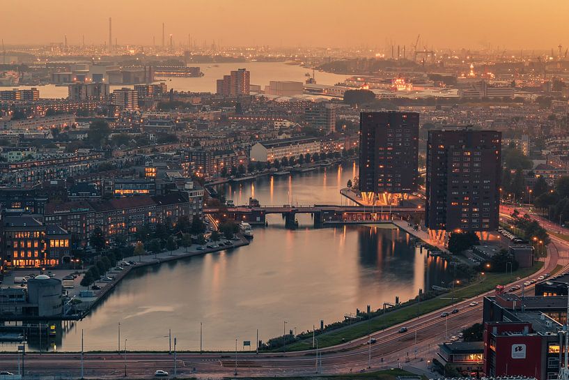Foggy sunset in Rotterdam van Ilya Korzelius