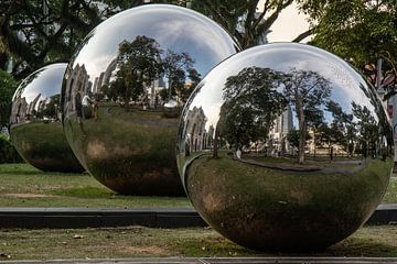 Drie "zilveren" ballen van Anne Ponsen