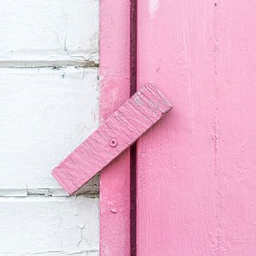 Abstraktes Holzscharnier in rosa von Texel eXperience