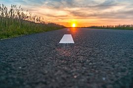 Sonnenuntergang über der Asphaltstraße von Fotografiecor .nl