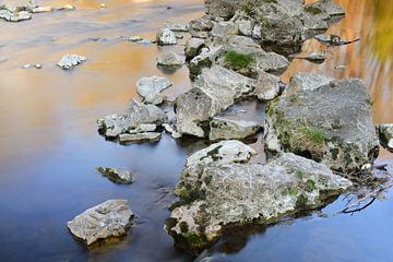 Steine im Fluß in ruhigem Wasser von Ulrike Leone